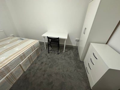 Double Room Short Let August 10 mins Central Line Main Photo