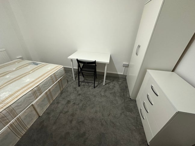 Double Room Short Let August 10 mins Central Line Main Photo