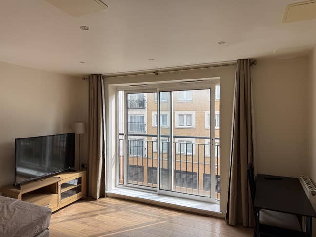 Studio-style room with balcony in Canary Wharf  Main Photo