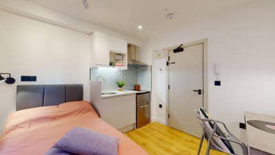 Great studio with private kitchenette and bathroom Main Photo