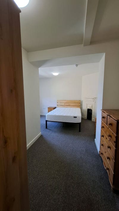 Large room with en-suite - Close to QE Hospital  Main Photo