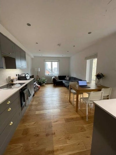 Bright Double Room in social girls flat ☀️ Main Photo