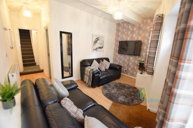 Student House En-suite Room Main Photo