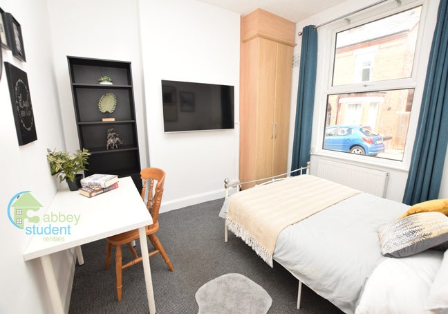 ✨Student House Close to University✨  Main Photo