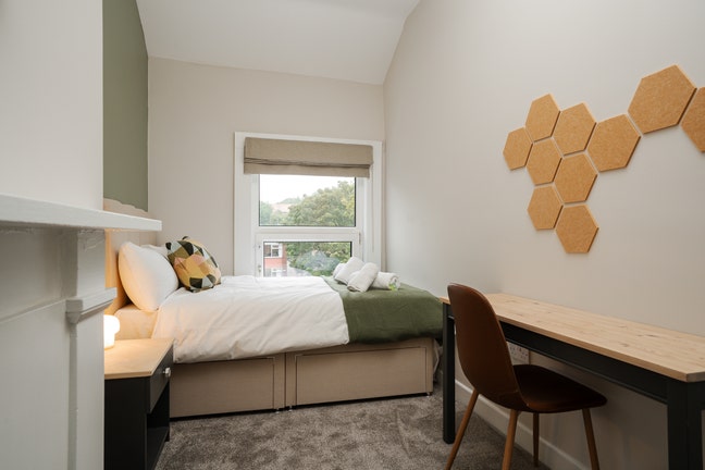 Distinctive 6-Bedroom House near Lark Lane Main Photo