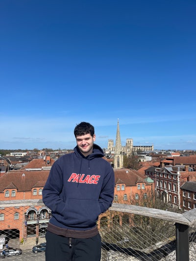 Professional male seeking room & flatmates! Main Photo