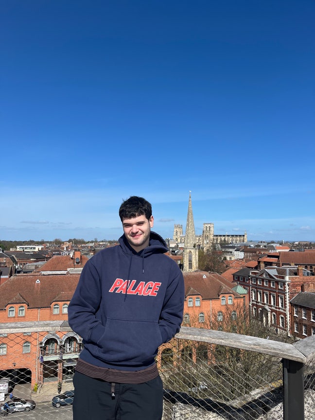 Professional male seeking room & flatmates! Main Photo