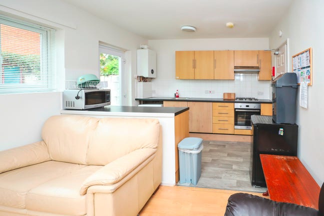 2 Bedrooms with Shared Bathroom Main Photo