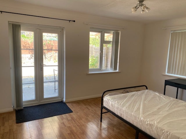 Large double bedroom and garden - near station Main Photo