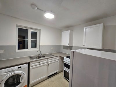 Two Bed Apartment walking distance to Tolworth  Main Photo