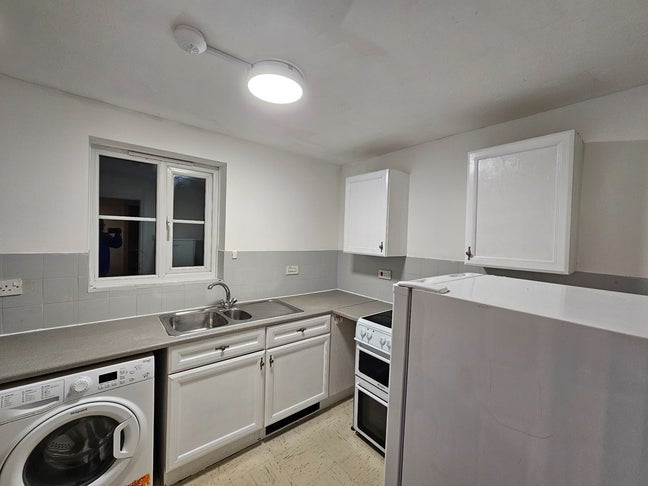 Two Bed Apartment walking distance to Tolworth  Main Photo