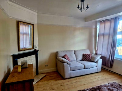 East London -Spacious fully furnished double room. Main Photo