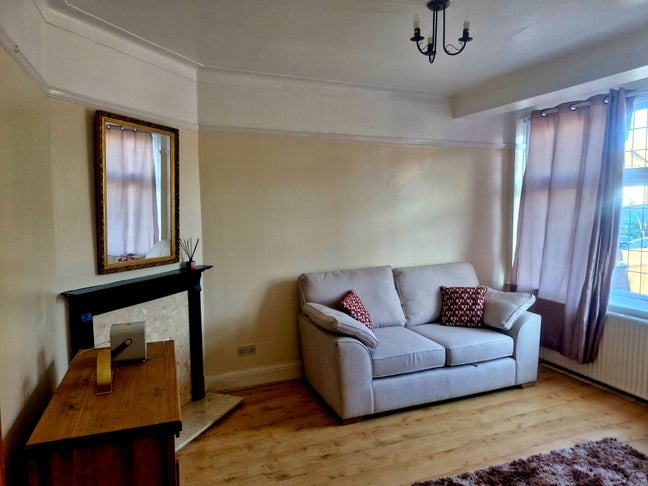 East London -Spacious fully furnished double room. Main Photo