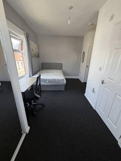 Large Bedroom with own toilet and shower room Main Photo