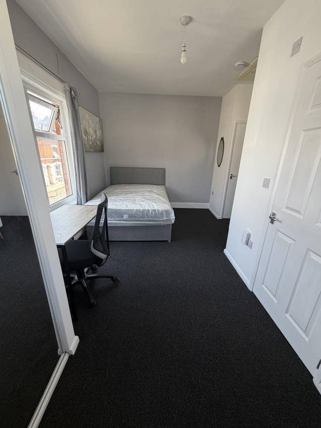 Large Bedroom with own toilet and shower room Main Photo
