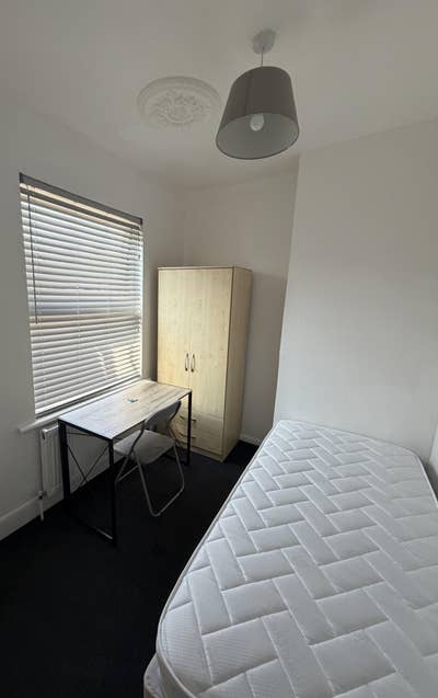 Single Room / Friendly House  Main Photo