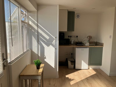 Studio with bills included next to south downs Main Photo