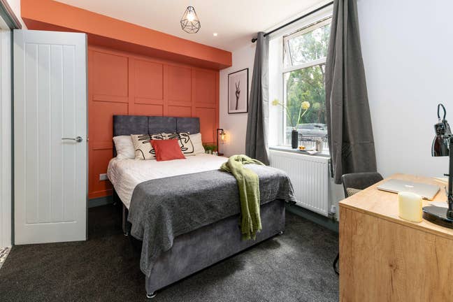 Modern Ensuite Room | Bury | Bills Inc  Main Photo