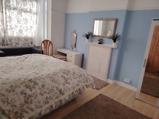 One single and double bedroom available short term Main Photo