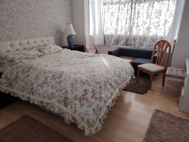 One single and double bedroom available short term Main Photo