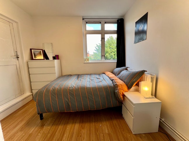 Beautiful room available in Shadwell.  Main Photo