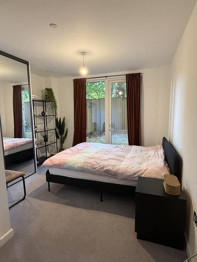 Spacious Furnished En-Suite Room  Main Photo