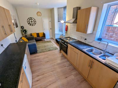 Room  for Female in a all-female Shared House Main Photo