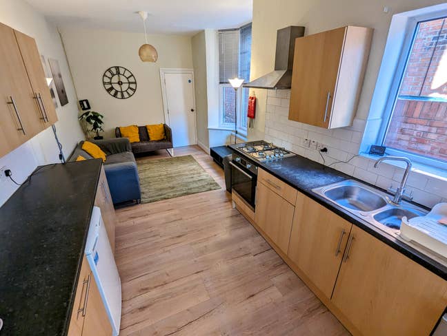 Room  for Female in a all-female Shared House Main Photo