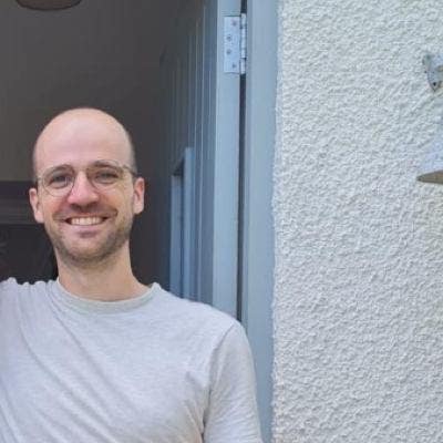 Professional and Cat Seeking Calm, Friendly House Main Photo