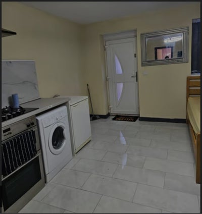 Modern Studio Flat to Let – Working Single/Couple  Main Photo