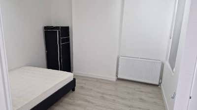 A bright and spacious double bedroom for rent Main Photo