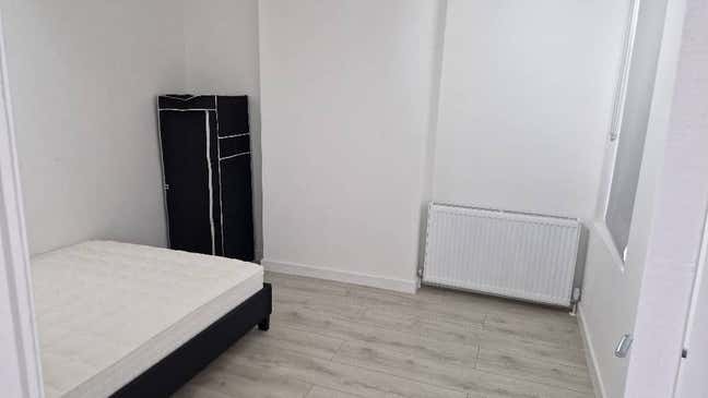 A bright and spacious double bedroom for rent Main Photo