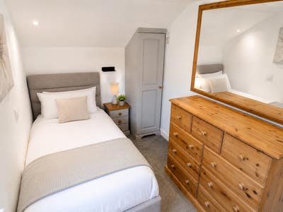 Single En-Suite Room Main Photo