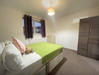 Amazing x4 Rooms - 5min to DLR - Close to Stores! Main Photo