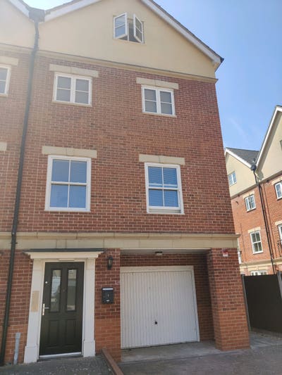 Double bedroom with ensuite, close to NUA Main Photo