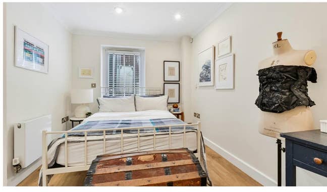 Double en-suite room in split-level flat Main Photo