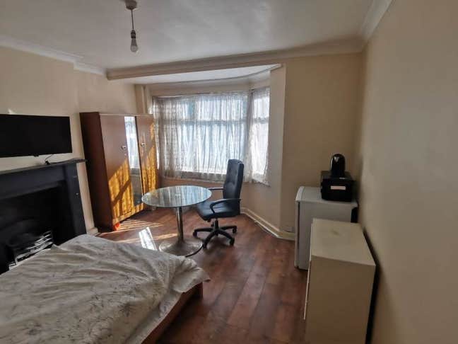 🏡Beautiful Spacious Room Available In HA1🌟 Main Photo