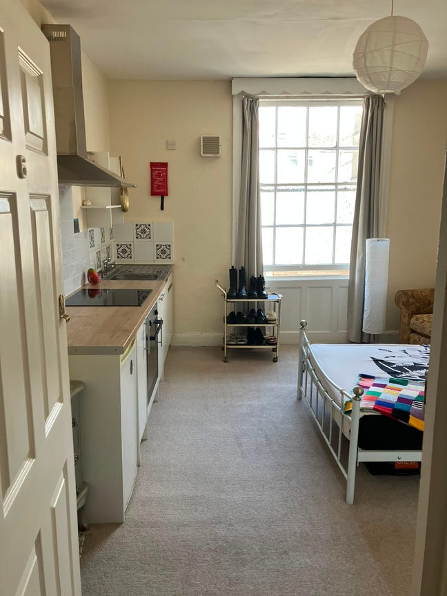 Bright Spacious Studio on Regency Square Main Photo