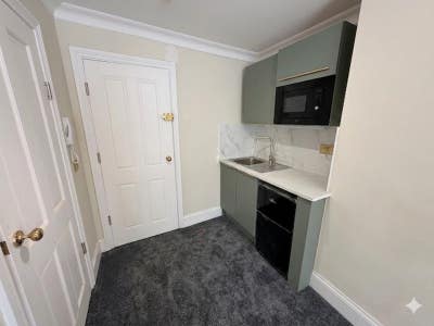 3 Spacious Doubles — Bills Included — Gloucester Main Photo