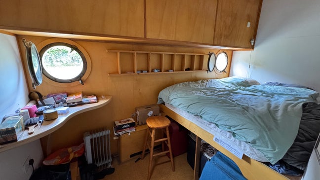 Room on a Beautiful Houseboat Main Photo