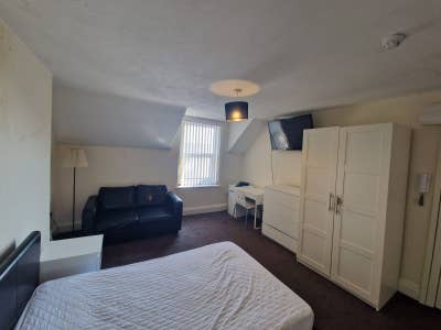 Beautiful Top Floor En-Suite Room in Professional  Main Photo