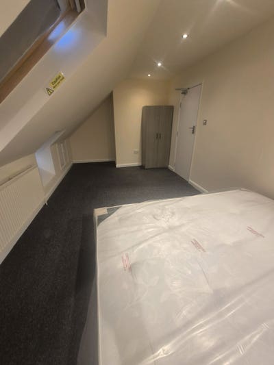 4 Rooms Bromley Universal Credit Allowed 1100 Main Photo