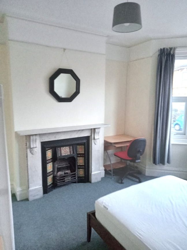 Double bedroom available in a nice shared house Main Photo