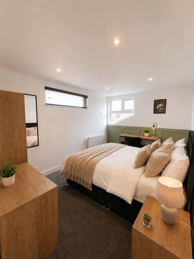 Top Floor En-Suite Room | All Bills Included✨ Main Photo
