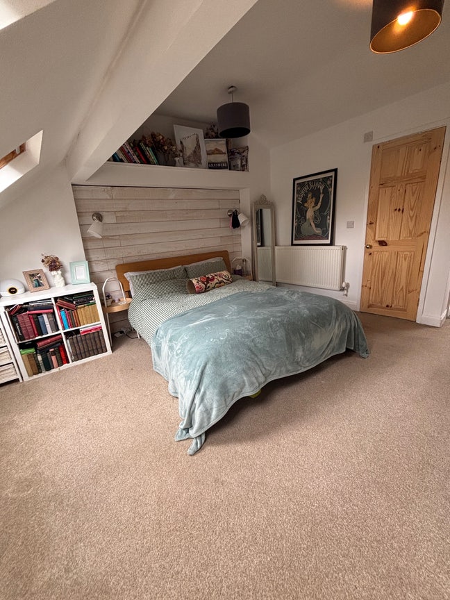En-suite Attic. Excellent Location All Bills Inc.  Main Photo