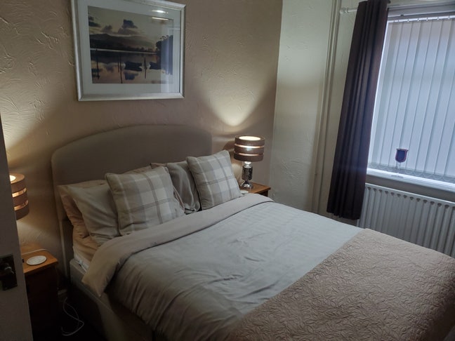 1 x Double & 1 x singroom available.  Not en suite Main Photo