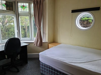 Double Bedroom - Great Location  Main Photo
