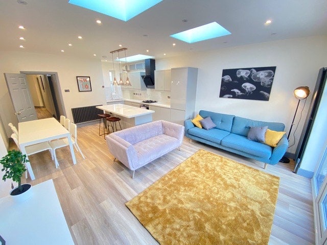 Double room, all girls house in Tooting Broadway!  Main Photo