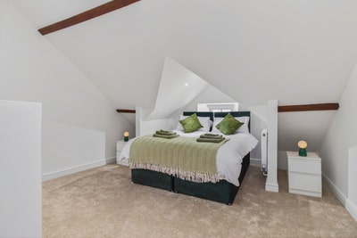 Whole House | 5 Single Beds | Bills Included  Main Photo