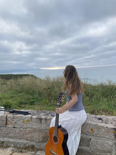Proffesional female looking for a flatmate/ room Main Photo